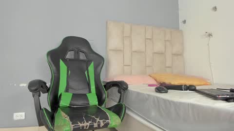 Emi  independent model  online show from 21, 1, 2025