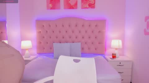 Snapshot of emily_roux chatting on 19, 2, 2025 EMILY online show from 19, 2, 2025