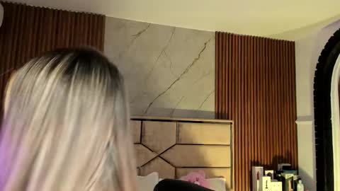 Emily Hendrix online show from 15, 9, 2025