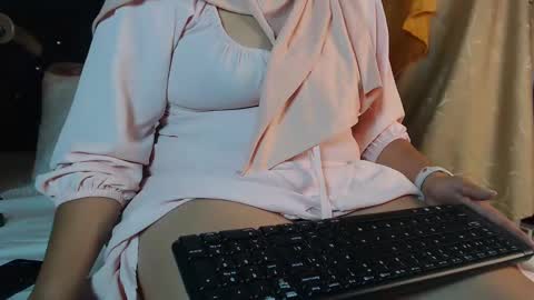 Snapshot of emira199 chatting on 18, 2, 2025 emira199 online show from 18, 2, 2025