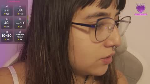 Snapshot of emitaa17228 chatting on 4, 11, 2025 emma online show from 4, 11, 2025