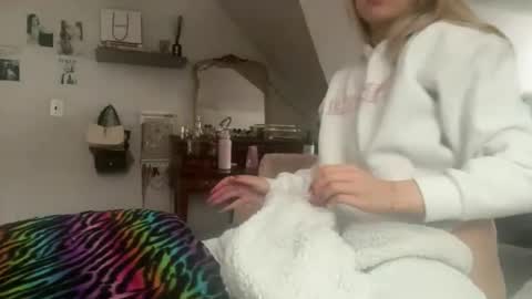 Snapshot of emmangel chatting on 17, 12, 2025 EmmaAngel online show from 17, 12, 2025