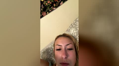 Snapshot of emmaraee chatting on 17, 5, 2026 emmaraee online show from 17, 5, 2026