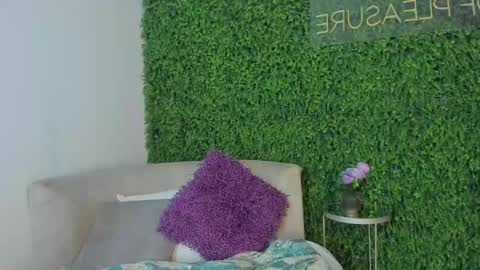 Snapshot of emmiily_z chatting on 2, 1, 2025 Emmiily online show from 2, 1, 2025