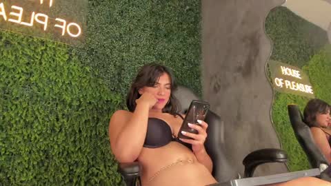 Snapshot of emmiily_z chatting on 1, 2, 2025 Emmiily online show from 1, 2, 2025