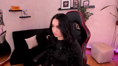 Emmy Evans  online show from 8, 11, 2025