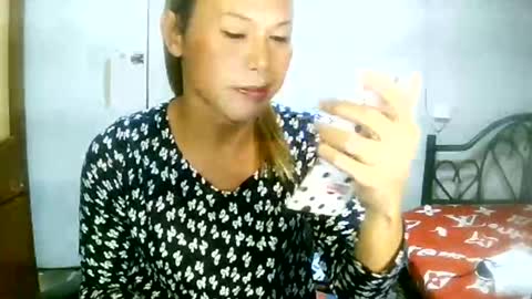 Snapshot of encantadats chatting on 5, 1, 2025 CHUN LY online show from 5, 1, 2025