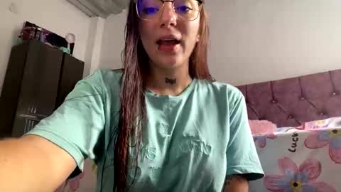 Snapshot of estefa1 chatting on 8, 6, 2026 estefa1 online show from 8, 6, 2026