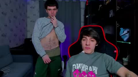 Snapshot of esthetics_boys chatting on 4, 3, 2025 LOUIS online show from 4, 3, 2025