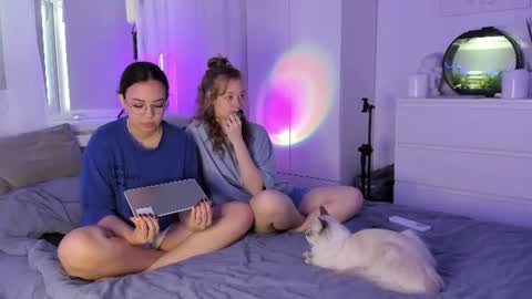 Ellie x Sara online show from 11, 6, 2026