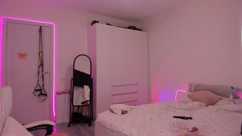 Eva Davis online show from 12, 1, 2025