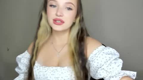 Snapshot of evaamillerr chatting on 3, 11, 2025 Eva online show from 3, 11, 2025