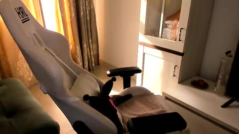 eveeevian online show from 5, 3, 2025