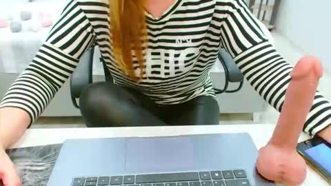 Snapshot of evelove33 chatting on 2, 5, 2026 evelove online show from 2, 5, 2026