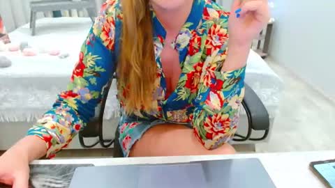 Snapshot of evelove33 chatting on 18, 5, 2026 evelove online show from 18, 5, 2026