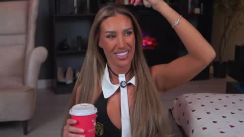 Evelyn online show from 13, 4, 2026