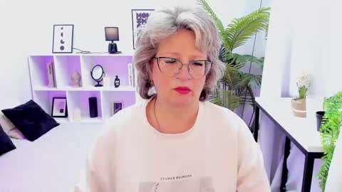 Evelyn online show from 28, 11, 2025