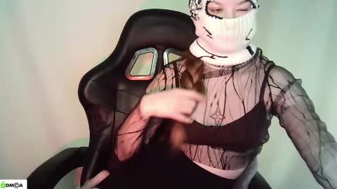 Renesme White Im here from Monday to Friday online show from 19, 5, 2026