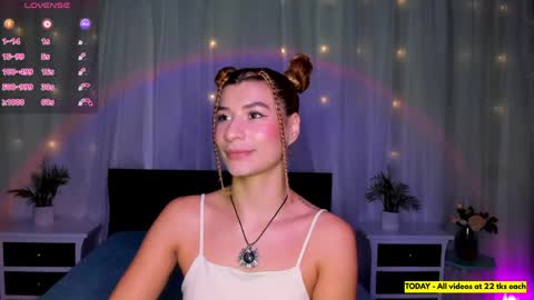 Snapshot of evoletbee chatting on 8, 5, 2026 Evolet online show from 8, 5, 2026