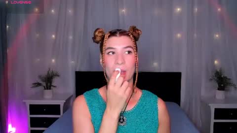 Snapshot of evoletbee chatting on 17, 6, 2026 Evolet online show from 17, 6, 2026