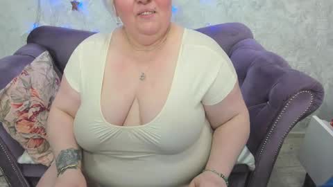 Snapshot of fashiona chatting on 28, 12, 2024 fashiona online show from 28, 12, 2024