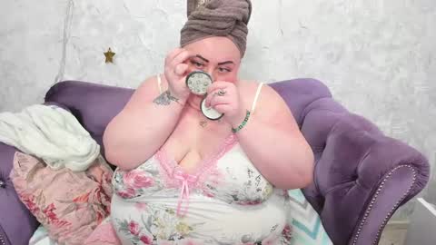 Snapshot of fashiona chatting on 29, 12, 2024 fashiona online show from 29, 12, 2024