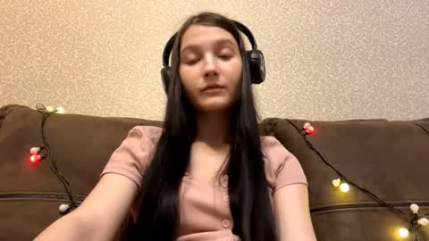 Aurora 18yo online show from 19, 12, 2025