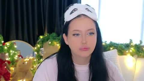 Felicia Herceg online show from 13, 12, 2025