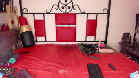 Snapshot of femdom_princess18 chatting on 21, 10, 2025 Princess18 online show from 21, 10, 2025