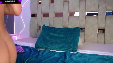 fernanda_thail_ online show from 8, 4, 2026