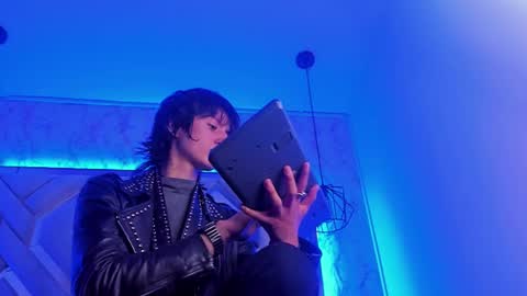   online show from 13, 2, 2025