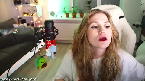 Snapshot of floralporn chatting on 6, 3, 2025 Flora Pepega online show from 6, 3, 2025