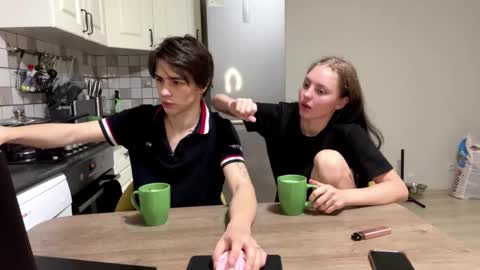 flowerscouple online show from 11, 2, 2026