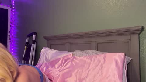 Snapshot of foxyroxie777 chatting on 17, 9, 2025 roxie online show from 17, 9, 2025