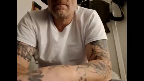 Snapshot of frankieblueeyes30 chatting on 19, 1, 2026 Blue eyed tatted Daddy online show from 19, 1, 2026
