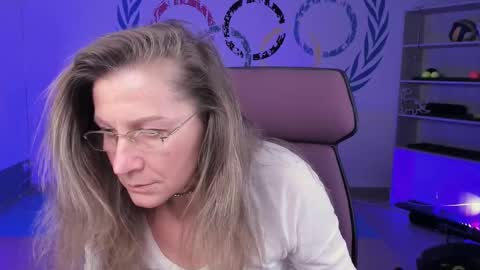 Frida Tander online show from 10, 2, 2025