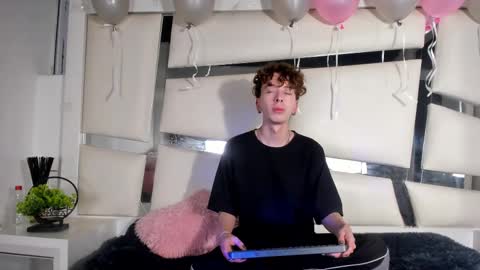 Snapshot of genesis_ask chatting on 19, 11, 2025 Genesis online show from 19, 11, 2025