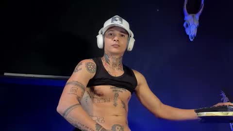 independent model online show from 19, 3, 2026