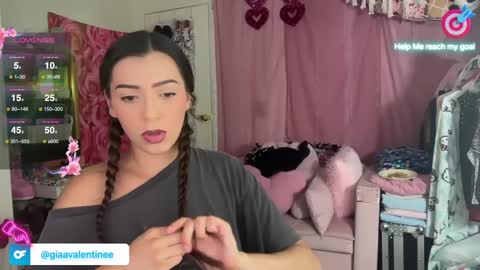 Snapshot of giaavalentinee chatting on 1, 10, 2025 Gia online show from 1, 10, 2025