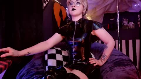 Giggles online show from 8, 4, 2026