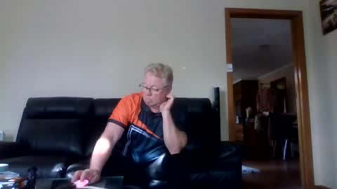 gimmmieoooo online show from 15, 4, 2026