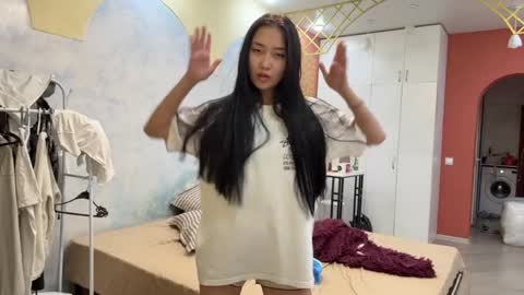 Mia online show from 12, 4, 2026