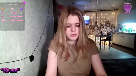 Snapshot of glossy_girl_1 chatting on 4, 1, 2025 Roxy online show from 4, 1, 2025