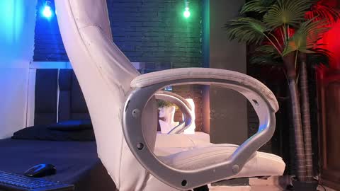 Snapshot of godly_huan chatting on 5, 1, 2025 HUAN online show from 5, 1, 2025