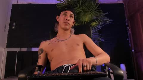 Snapshot of godly_huan chatting on 4, 3, 2025 HUAN online show from 4, 3, 2025