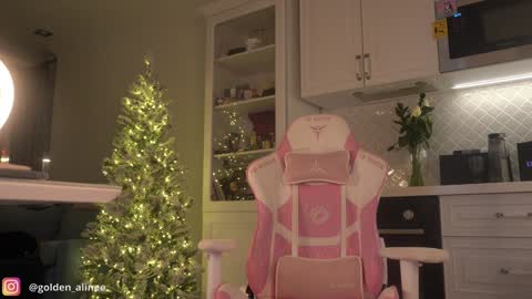 Snapshot of golden_alinee chatting on 9, 1, 2025 Aline meow   online show from 9, 1, 2025