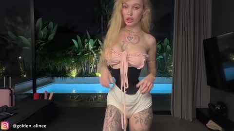 Snapshot of golden_alinee chatting on 30, 10, 2025 Aline meow   online show from 30, 10, 2025