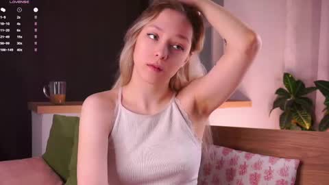 Snapshot of gossip__girl chatting on 25, 5, 2026 Luna online show from 25, 5, 2026