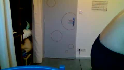 goura2000 online show from 22, 1, 2025