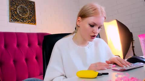 Grace Glamour online show from 13, 1, 2025